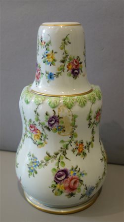 Servizio da notte formato da una bottiglia con 