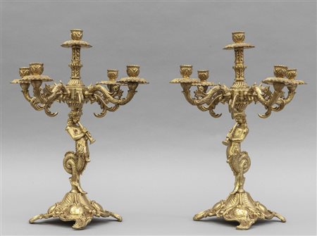 Coppia di candelabri in metallo dorato a cinque 