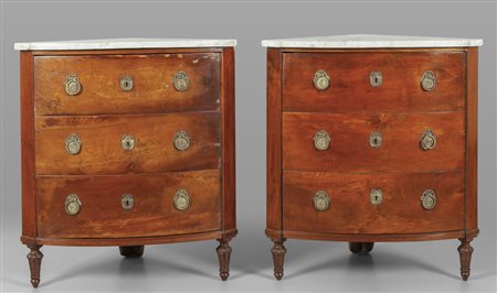 Coppia di angonali Luigi XVI in noce ad uno 