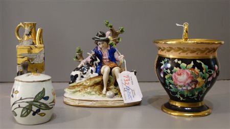 Tazza, vari oggetti in porcellana e bottiglia 