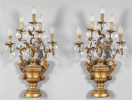 Coppia di apliques a cinque luci formate da vaso 