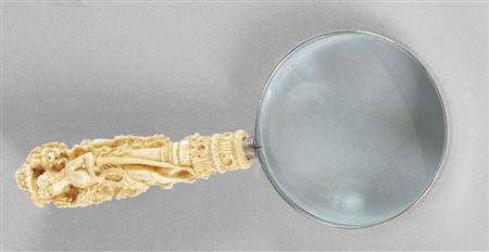 Lente con manico in avorio scolpito con figure, 