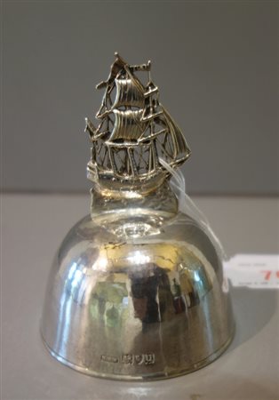 Campanello con galeone in argento <br>h.cm.10, 