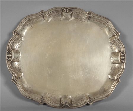 Vassoio in argento lavorato e inciso con 
