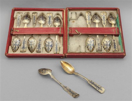 Dodici cucchiaini da caffè in argento niellato, 