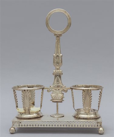 Oliera Carlo X in argento finemente sbalzato 