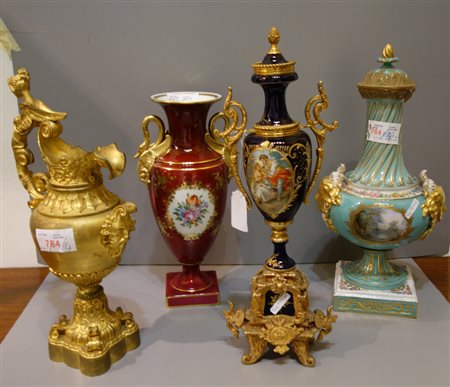 Tre vasi in porcellana policroma e un versatoio 