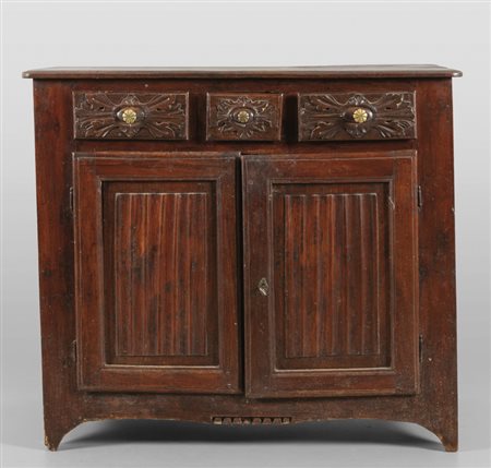 Credenza in noce a due sportelli e tre cassetti, 