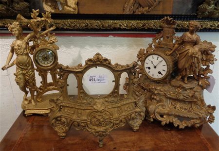 Due orologi da tavolo con figure e 