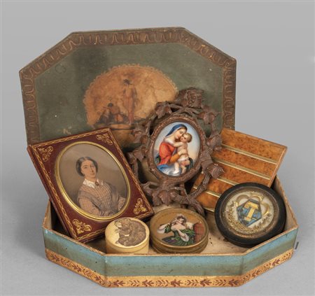 Antica scatola Carlo X contenente scatolette e 