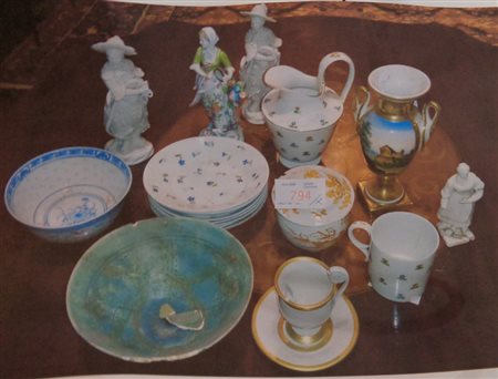 Vari oggetti in porcellana