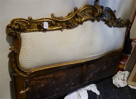 Testata da letto in legno intagliato e dorato, 