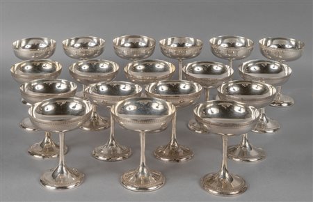 Dodici coppe in argento (11+1, gr.1000) e sei 