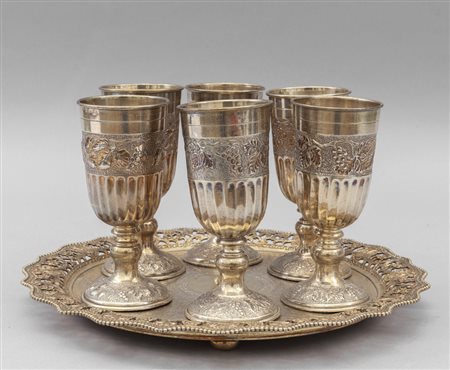Sei bicchieri con vassoio in argento finemente 