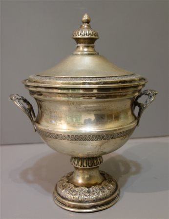 Coppa con coperchio in argento<br>h.cm.22, gr.400