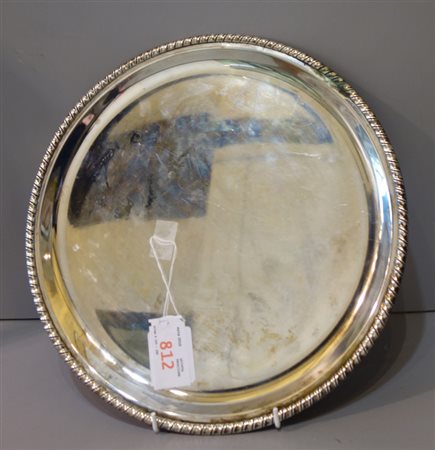 Piatto da parata in argento, bordo a 