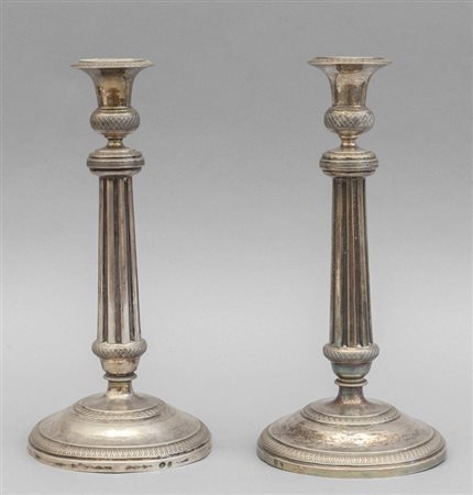 Coppia di candelieri Direttorio in argento, 