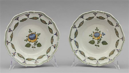 Coppia di piatti in maiolica, Francia sec. 