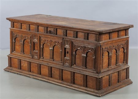 Cassapanca altoatesina finemente intagliata a 