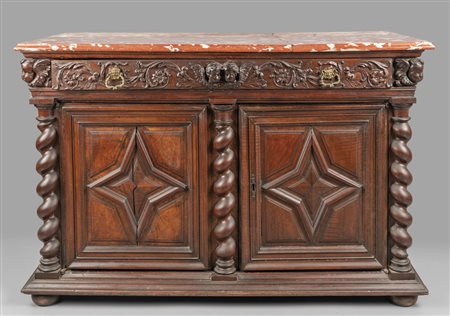 Credenza in noce a due sportelli intagliati, 