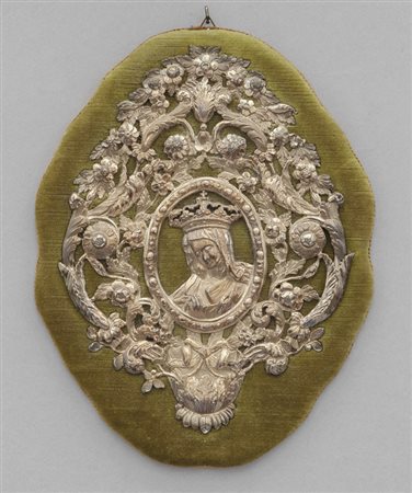 Placca in argento sblazato con al centro Madonna 