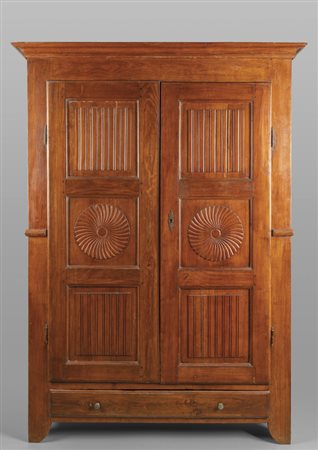 Armadio in ciliegio a due ante scolpite, Piemonte 