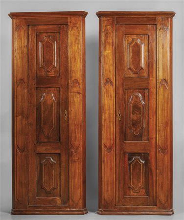 Coppia di angonali in noce ad uno sportello 