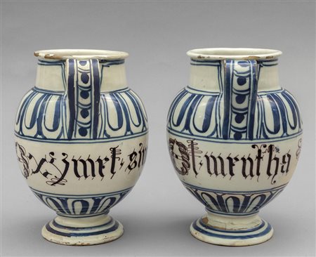 Coppia di grandi versatoi in ceramica, 