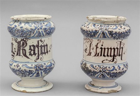 Coppia di albarelli decorazione blu su fondo 