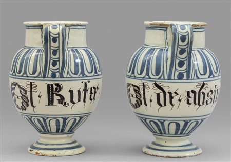 Coppia di versatoi in ceramica di Faenza, 