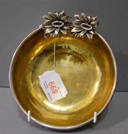 Coppetta in argento decorata con margherite