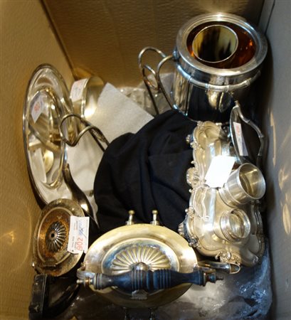 Scatola magica di oggetti in metallo argentato