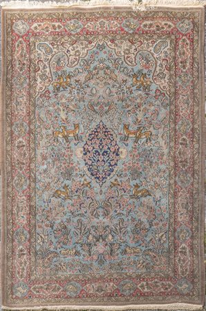 Tappeto a fondo chiaro con medaglione blu 