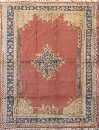 Tappeto con cornice blu e rosso nel 