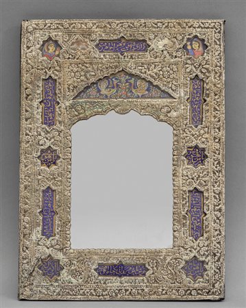 Piccola specchiera orientale in argento finemente 