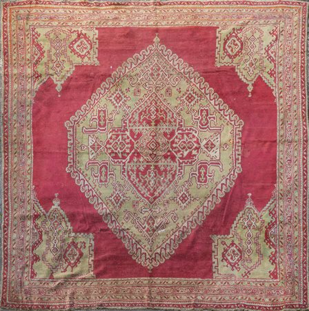 Tappeto a fondo rosso con medaglione 