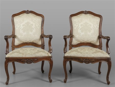 Coppia di poltrone in stile Luigi XV in noce