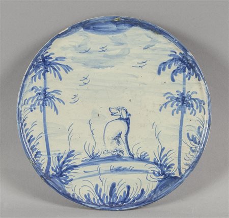 Alzata in maiolica bianca e blu, al centro un 