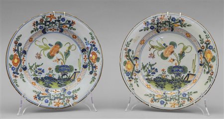 Coppia di piatti decorazione a garofano, Faenza 