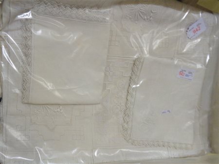 Tovaglia con otto tovaglioli (macchie)