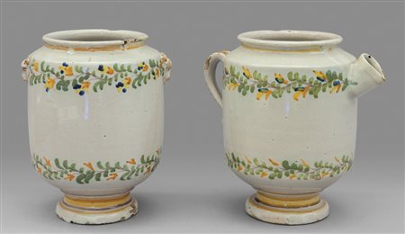 Vaso e versatoio in maiolica decoro a tralci 