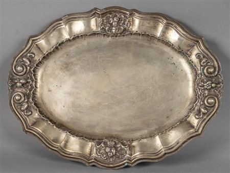 Grande piatto da portata in argento con bordo 