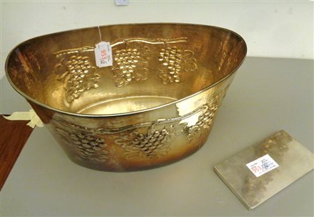 Grande secchiello in metallo argentato sbalzato 