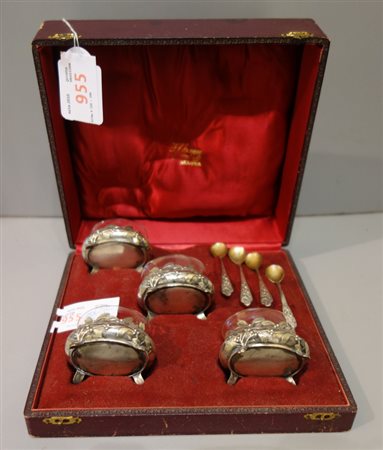 Quattro saliere in argento con vetri nella loro 