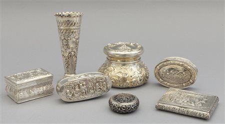 Vasetto e sei scatolette in argento finemente 