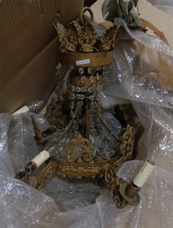 Lampadario a cestino in ferro dorato e cristalli 