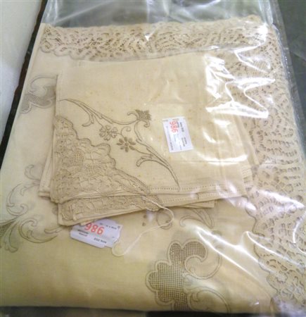 Tovaglia con dodici tovaglioli (macchie)