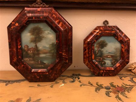 Due cornici ottagonali di forme diverse in 