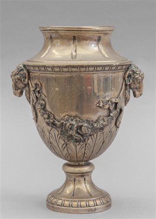 Vaso in argento in stile Luigi XVI, prese a testa 