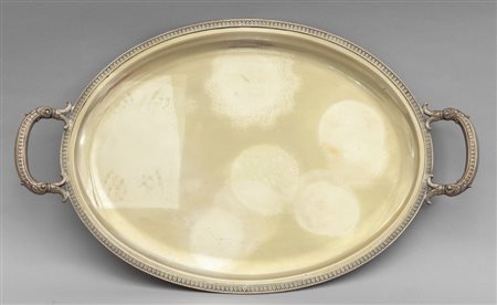 Vassoio ovale in argento con manici<br>cm.60x38, 